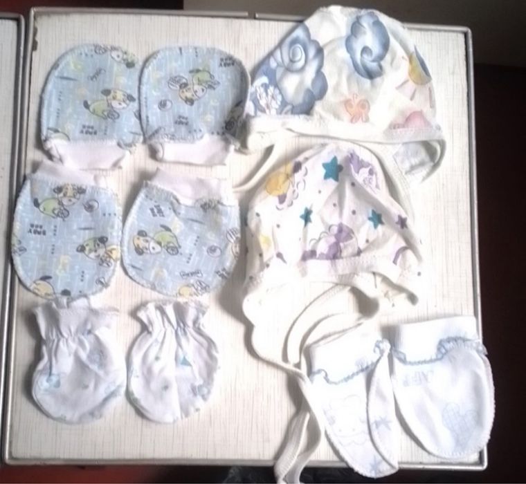 Шапочки та рукавички для немовлят (набором)