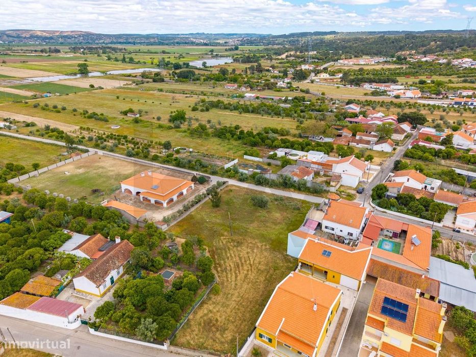 Terreno Carregueira, 755 m2, com 381 m2 de área  de construção — Carregueira, Santarém