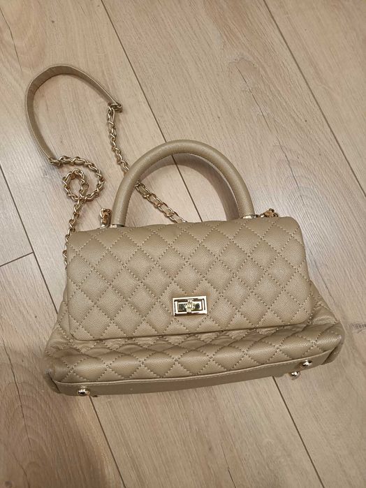 Beżowa torebka z łańcuszkiem