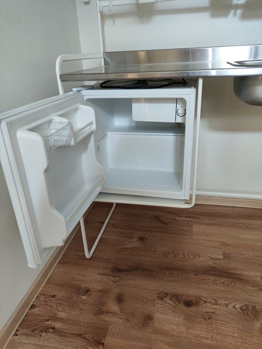 Mini kuchnia Ikea ze zlewem oraz działająca lodówką