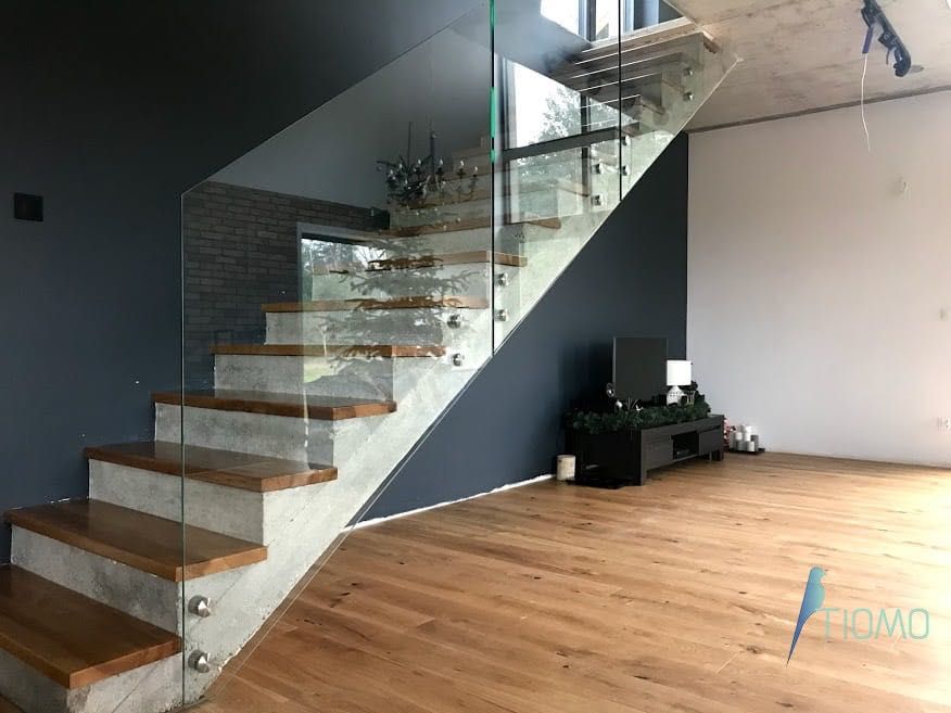 Balustrada szklana barierka bezpieczna na schody balkonowa