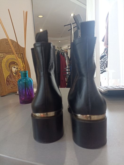 Продам Челсі, козачки. Шкіра. Minelli