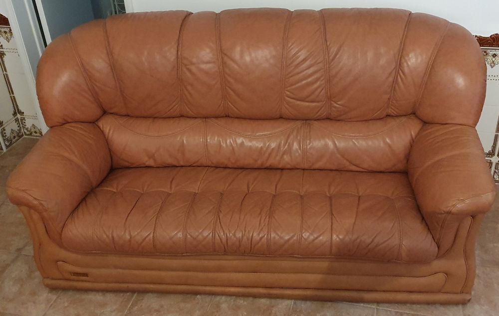 Três sofás em couro castanho
