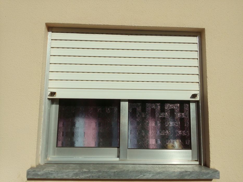 Janelas e portas de alumínio.