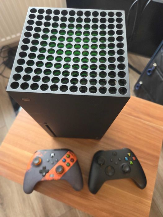Sprzedam Xbox series x 1 terabajt, 2 gamepady.