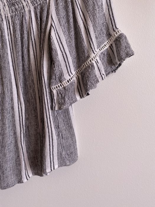 Blusa cai cai preta e branca Bershka