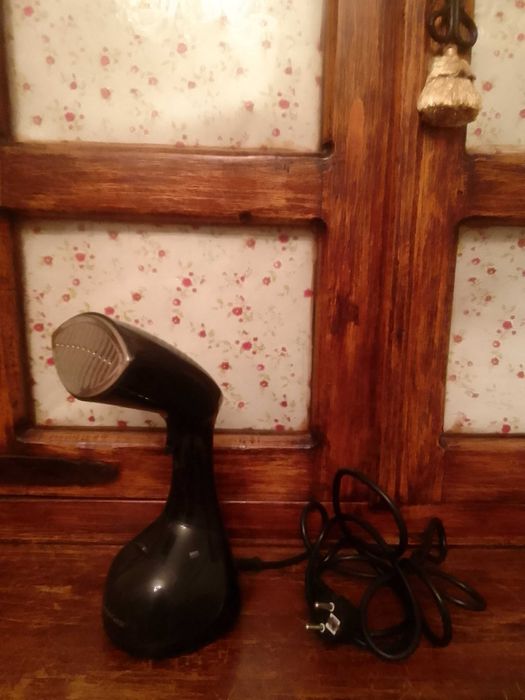 Ferro de engomar a vapor na vertical.