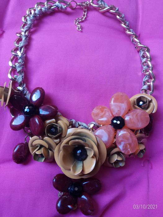 Colares e shokers da Zara