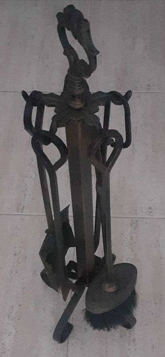 Cesto para lenha em metal (latão)+suporte e kit de limpeza.