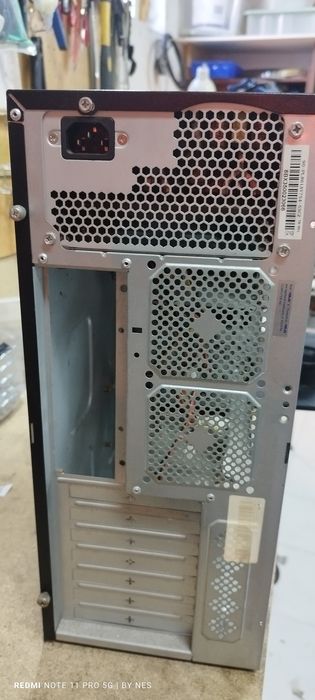 Torre ASUS com fonte alimentação 500w
