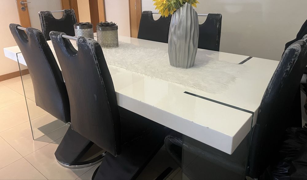 Mesa de sala com 6 cadeiras