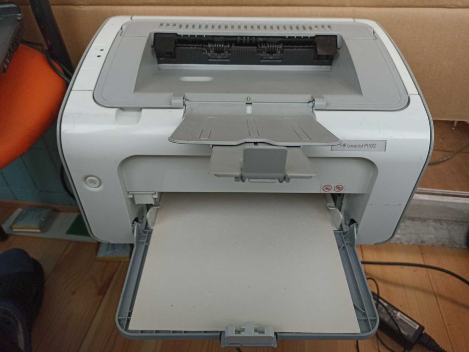 Продам лазений принтер HP1102