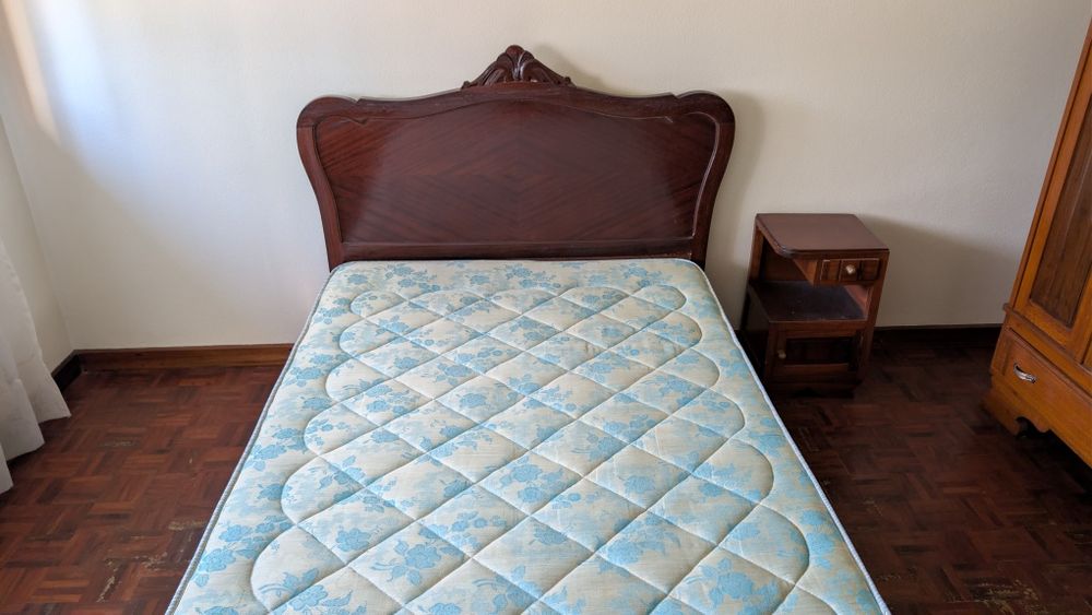 Cama de madeira com colchão