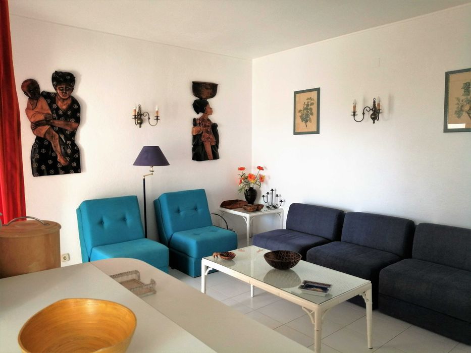 Apartamento T1, longa duração, completamente mobilado e equipado, vista oceano, a 3 min. da praia, em Vale Centianes, Carvoeiro.