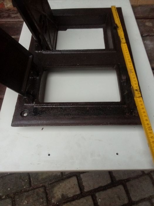 Żeliwne drzwiczki do pieca kuchennego