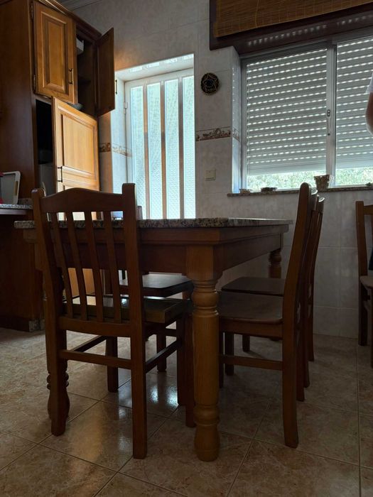 Mesa com tampo de granito e 6 cadeiras, tudo em cerejeira