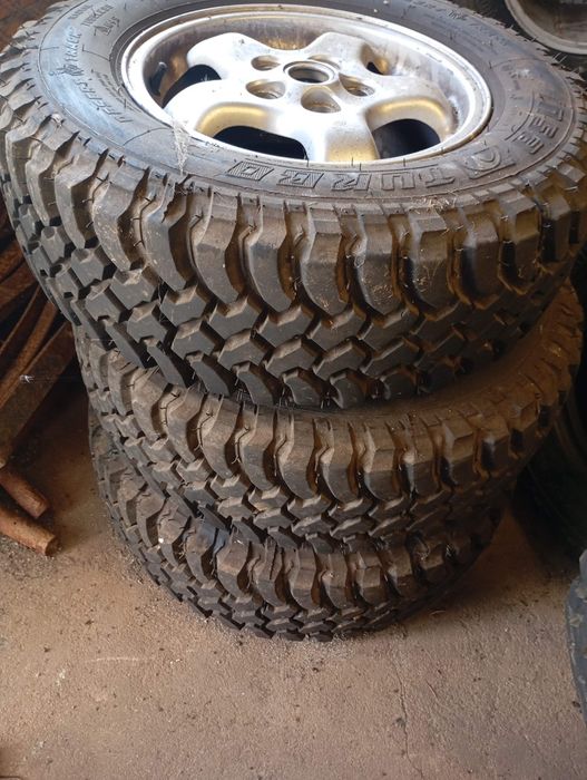 Pneus 235 75 r16