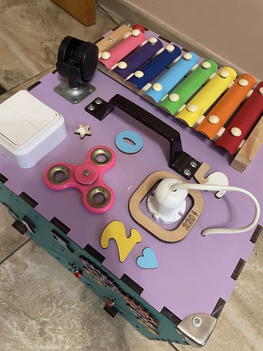 Дитячий бізікуб.