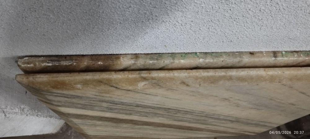 Dois (2) tampos de mesa em mármore. 65x65. 40€ cada um. Em Loulé.