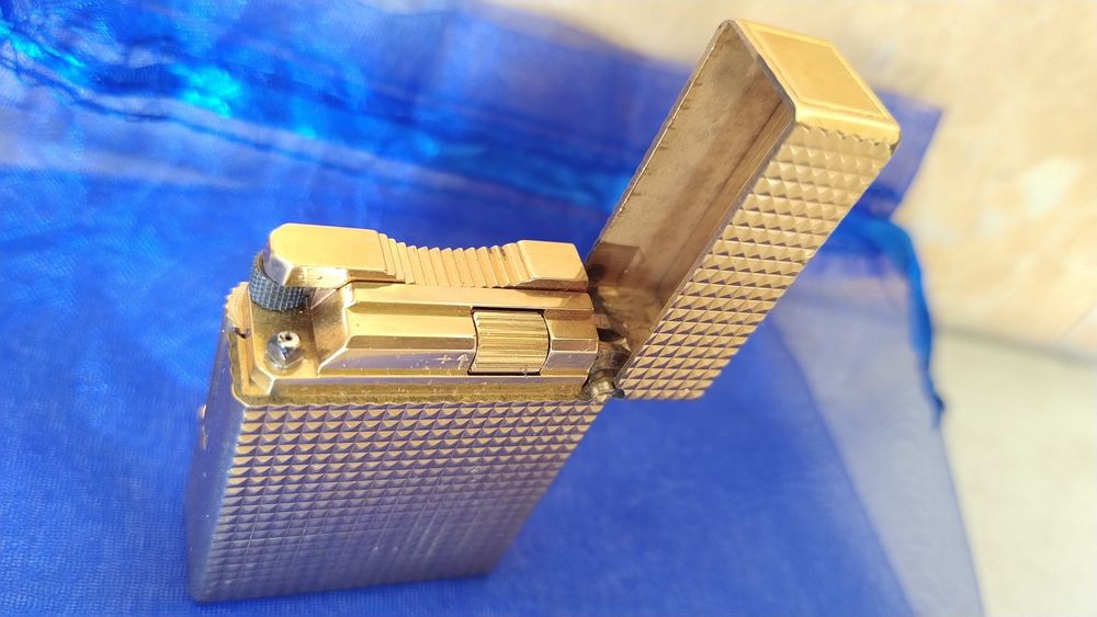 Isqueiro Dupont placado a ouro