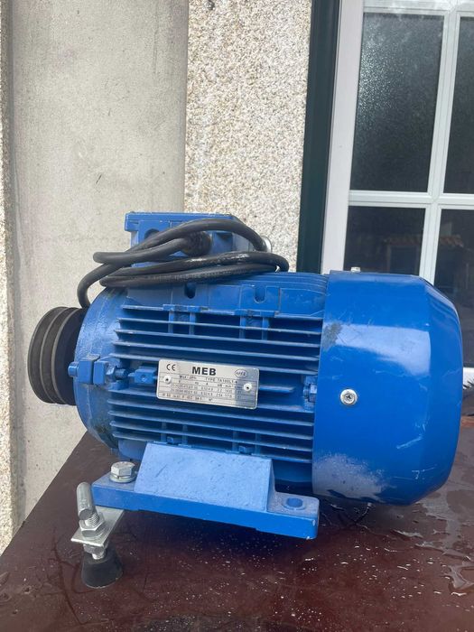 Motor elétrico trifásico