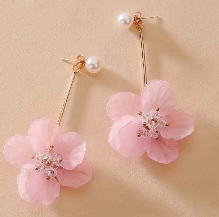 Kolczyki wiszące kwiaty akrylowe jasny róż z perełką
