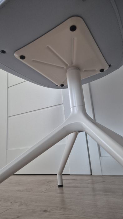 Designerski fotel .mdd – błękitny – beżowy stelaż, obrotowy
