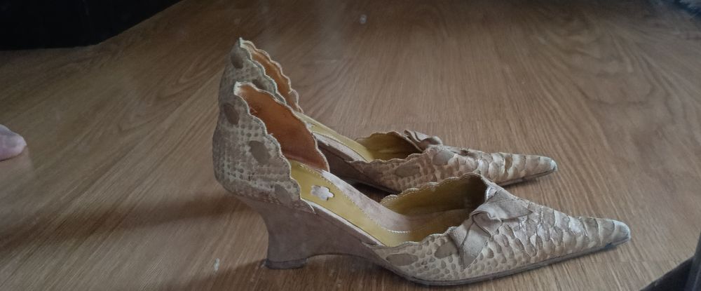 Sapatos elegantes em pele
