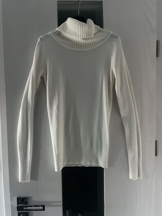 Biały golf damski / sweter z prążkowanym kołnierzem