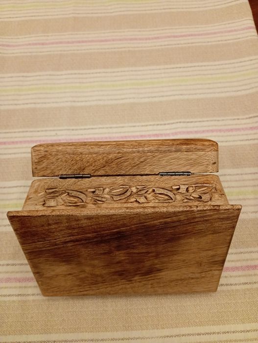 Szkatułka drewniana ręczne rzeźbiona