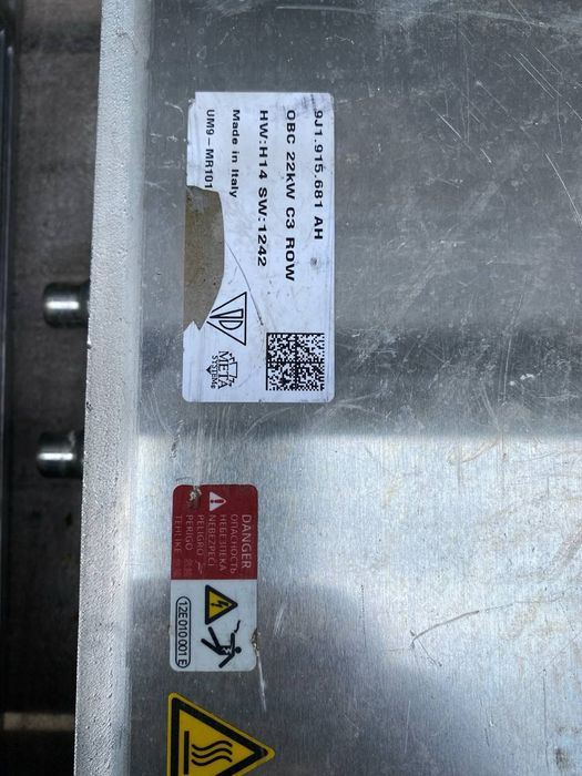 Porsche Taycan зарядний пристрій високовольтного заряду
9J191568