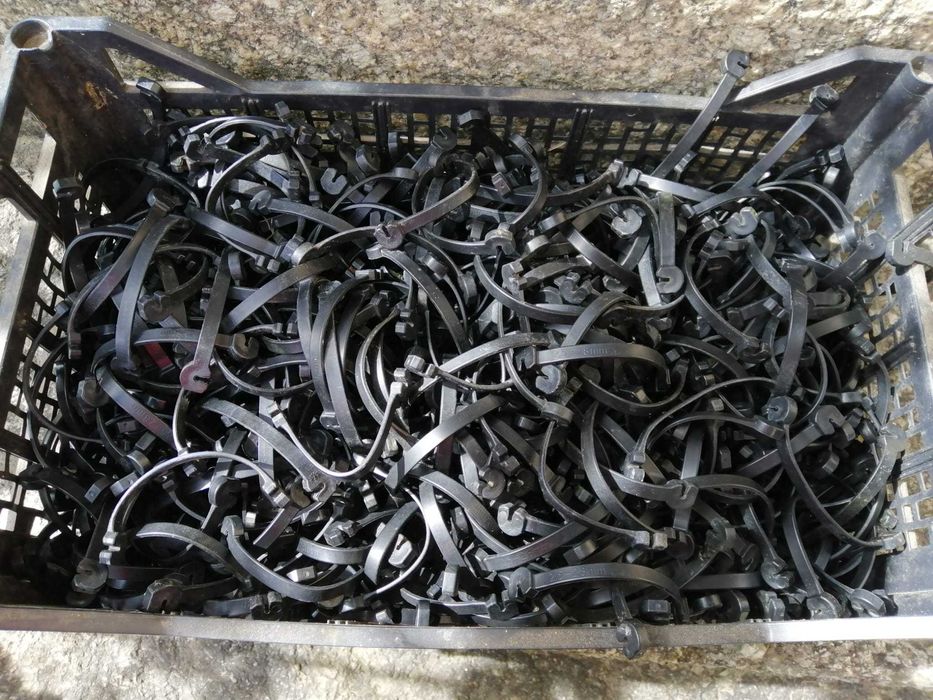 Ofereço Clipes de Fixação