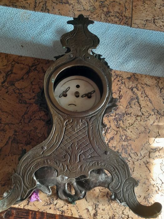 Stary zegar nakręcany z mosiadzu