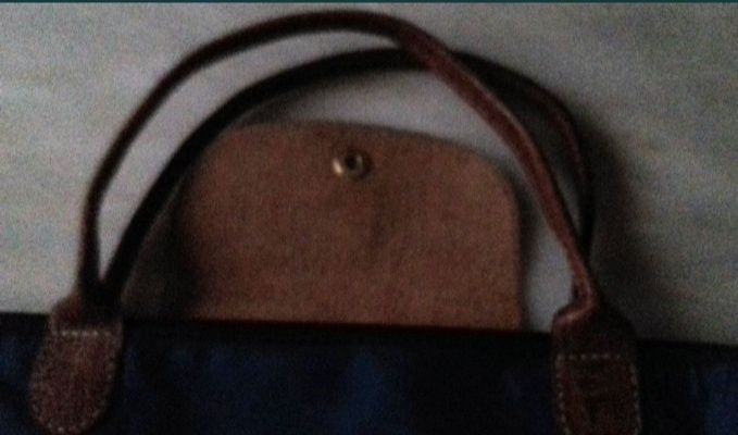 Saco desdobrável com pegas e aplicação de pele