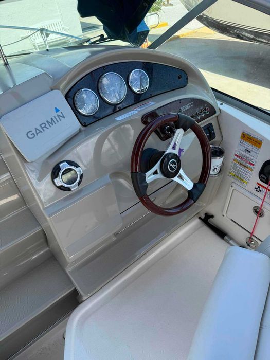 motorówka Sea Ray Sundancer 240 2011 – 190 MTH, FL przyczepa 5.0 Mercruiser