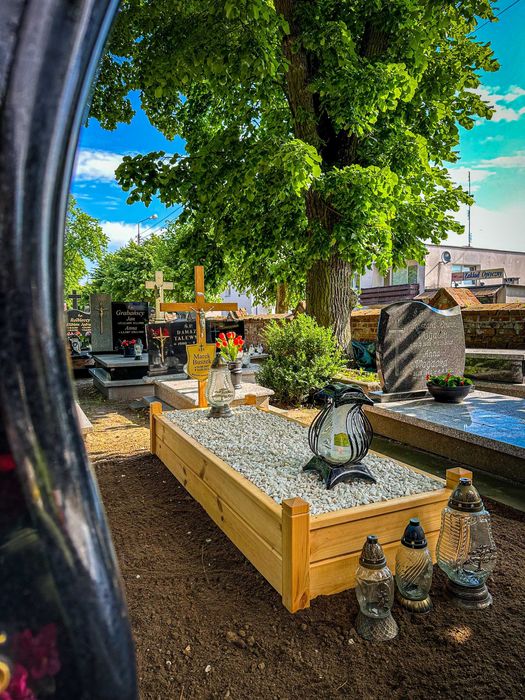 Pomnik tymczasowy / obudowa grobu / skrzynia nagrobna