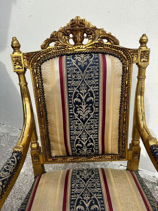 Золоті крісла