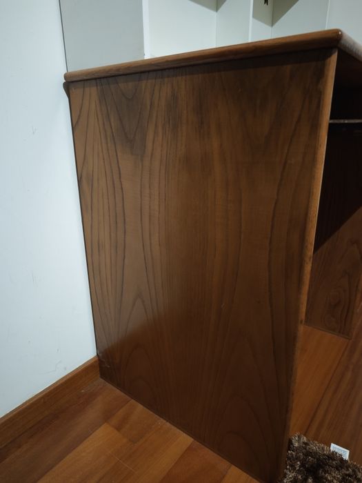 Secretária de Estudo em Madeira – Elegante, Prática e Durável