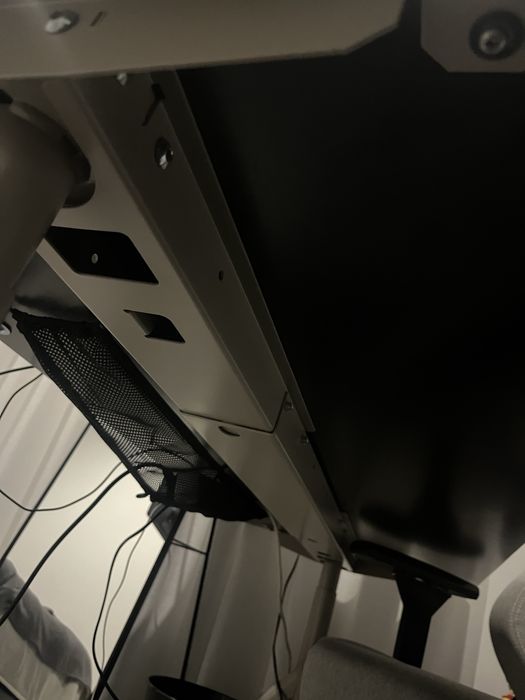 Secretaria com tampo de madeira maciça de estrutura elevatoria