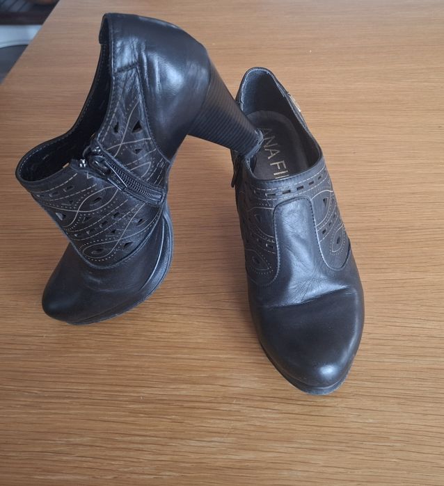 Sapatos em pele genuína