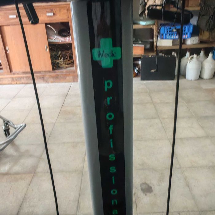 Plataforma vibratória iMedic Professional, 500 W, 180 níveis de velocidade, com elásticos para treino de braços e painel digital."