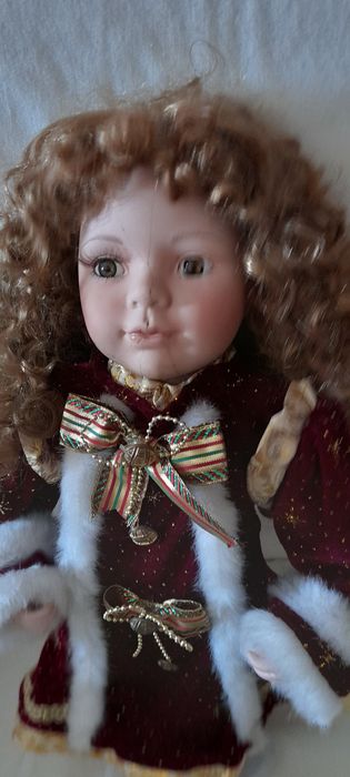 Bonecas em porcelana e uma da madeira