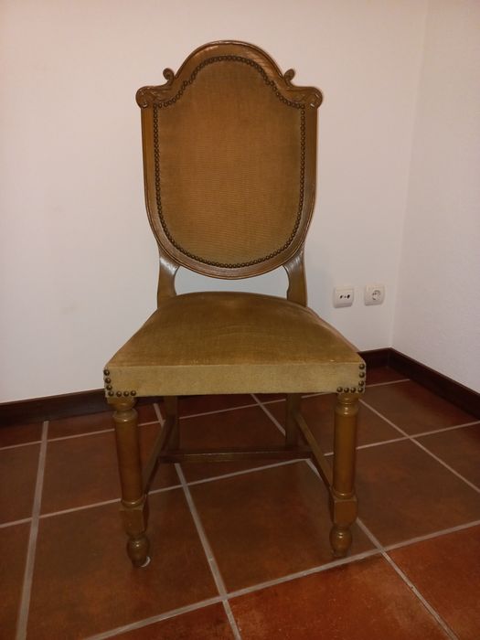 Cadeiras em madeira de castanho com tecido