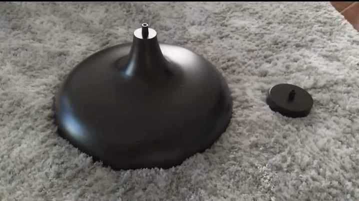 Candeeiro suspenso em metal preto