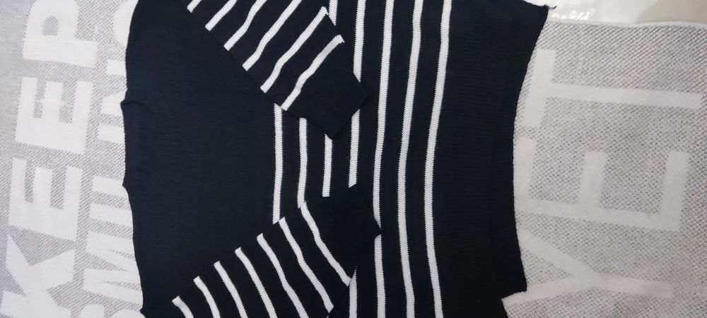 Sweter czarny w białe paski