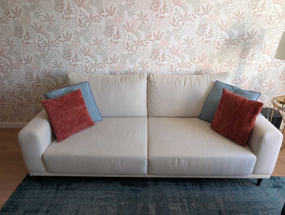 Sofá Bege 3 Lugares – Moderno e Confortável e em Ótimo Estado