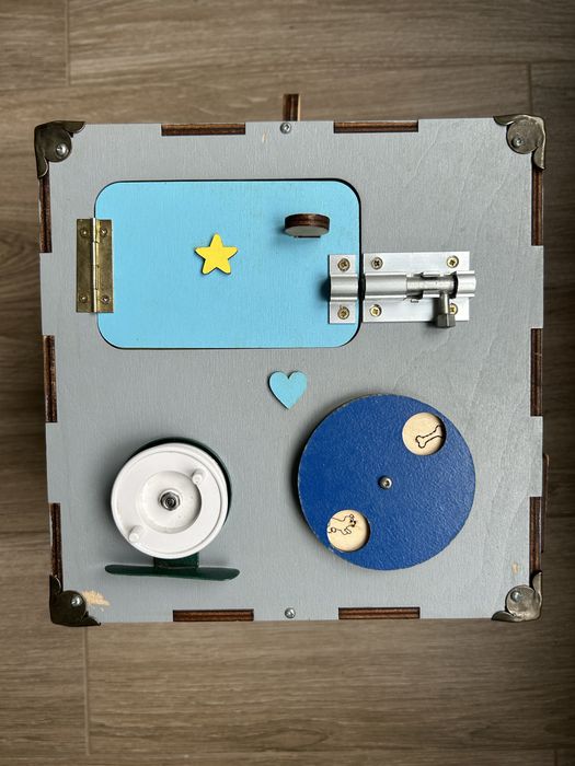 Бізі-куб Монтессорі