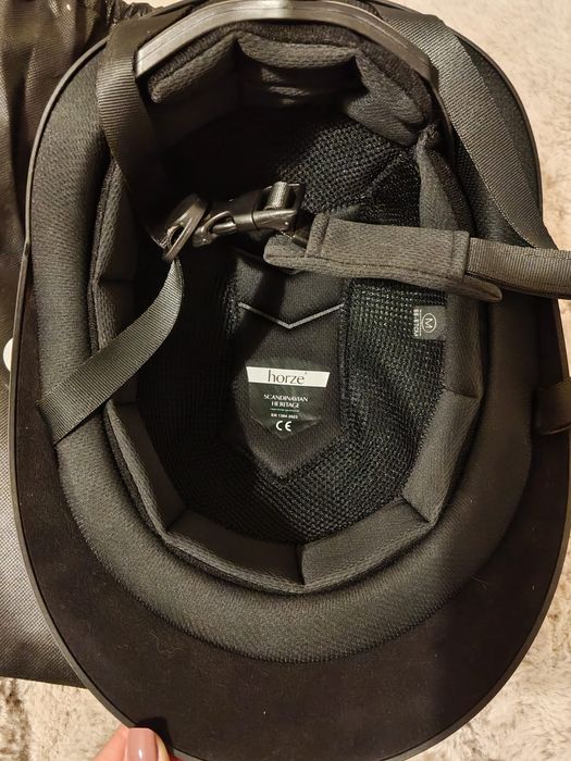 Kask jeździecki z szerokim daszkiem