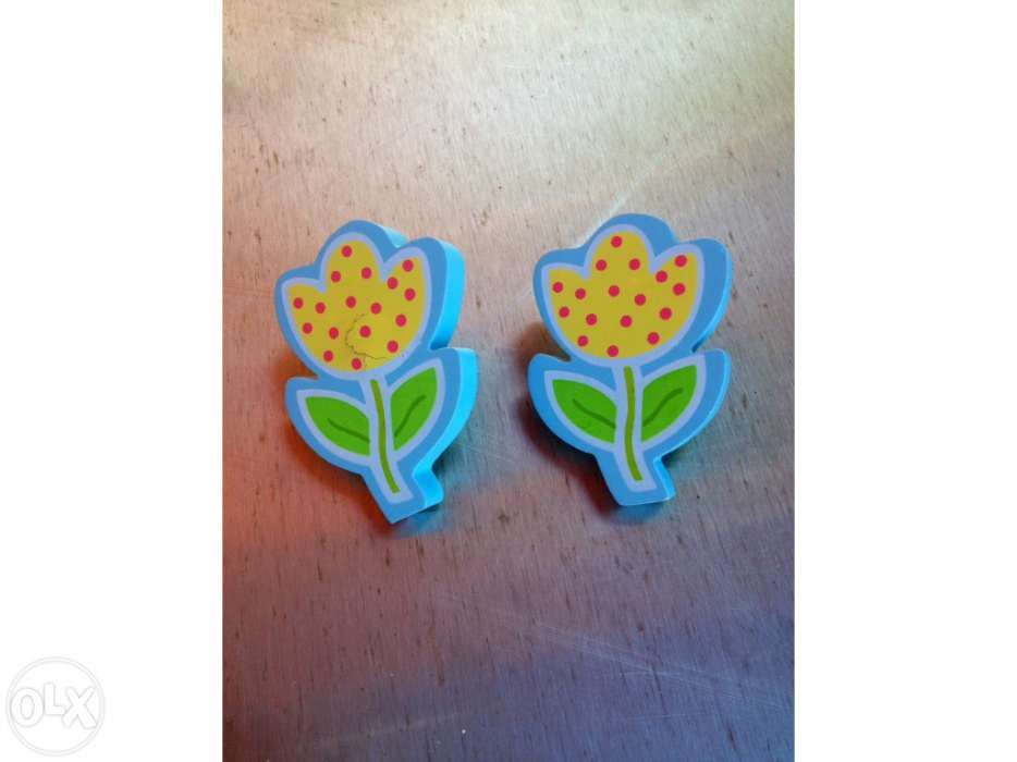 Puxadores em madeira para armários de criança