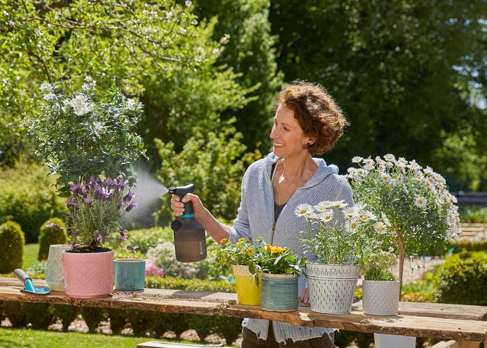 Розпилювач оприскувач Gardena 11114-20  працює від батарейок  1 л